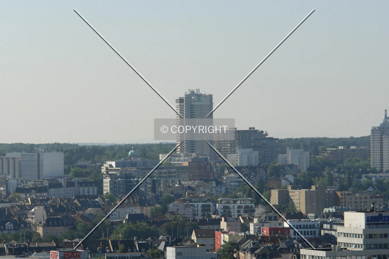 Holiday Inn Hotel Tower in Sachsenhausen and surrounding buildings