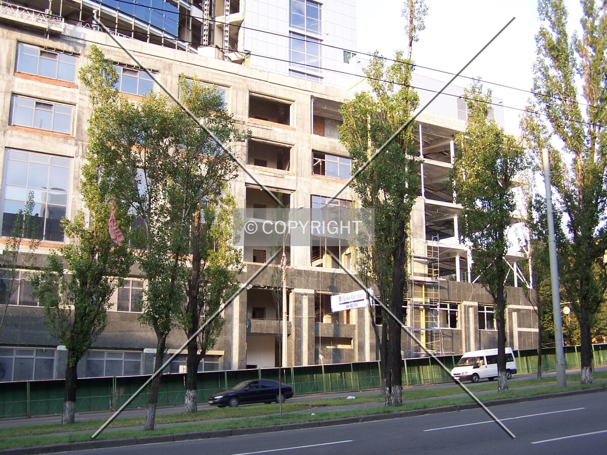 Along Lessi Oukraïnski Boulevard