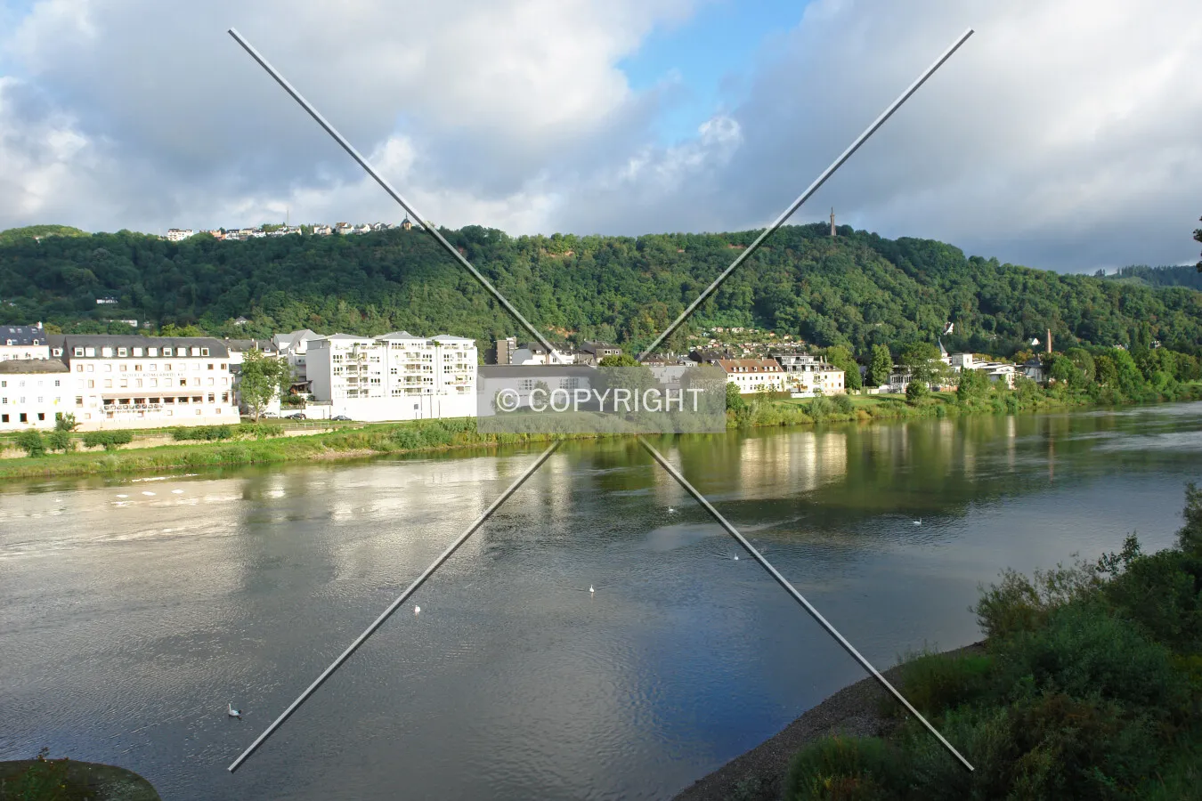 The river Mosel is flowing through Trier