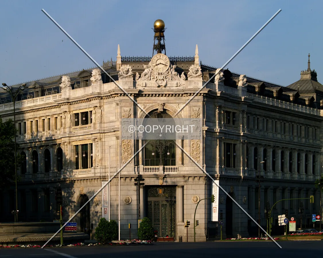 Northeastern corner at Cibeles square and main entrance