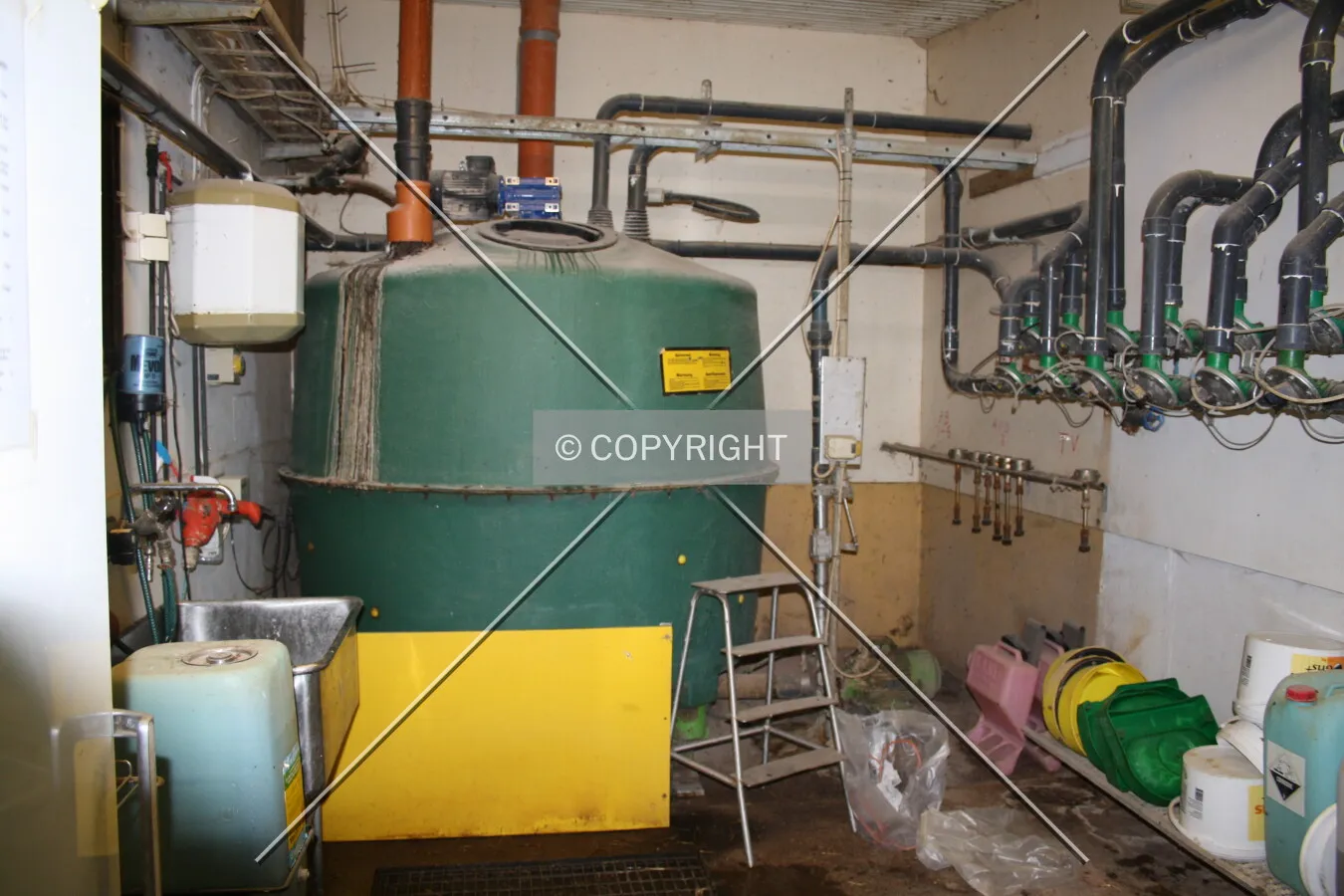 Feeding machine processing pig feed from a silo