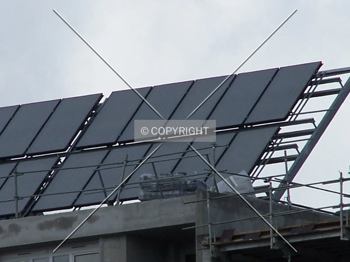 Panneaux solaires disposés sur le toit inclinés vers le Sud
