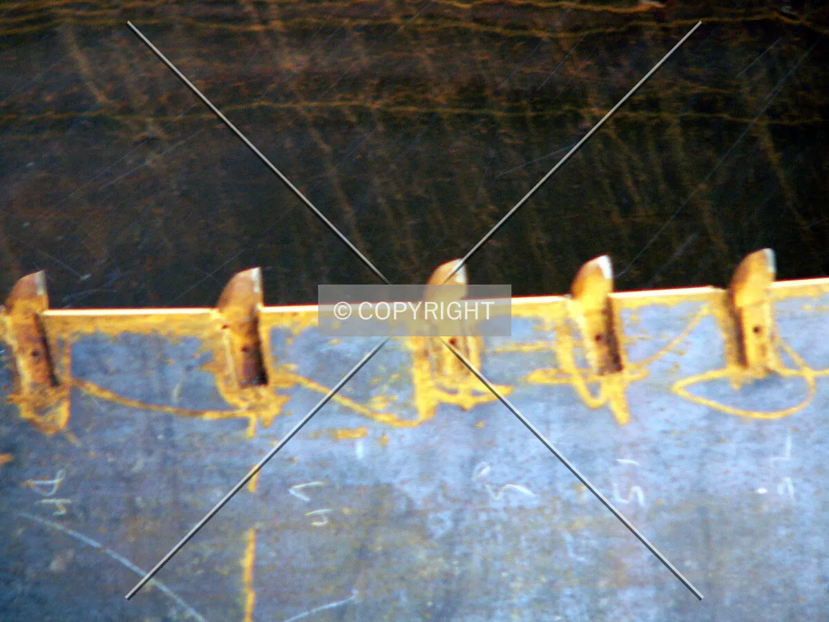 Teeteh on the bottom of a caisson liner