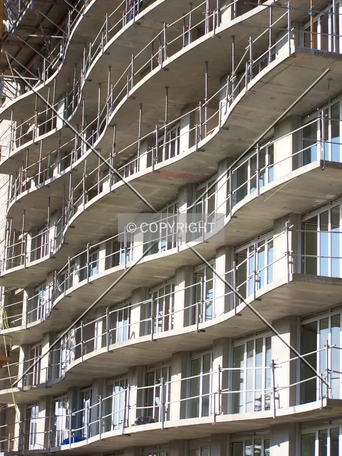 Vagues formées par les balcons