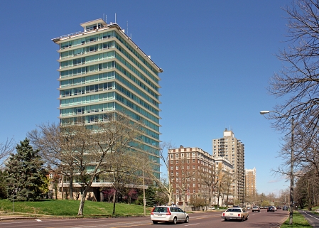 View north along Skinker Boulevard in St. Louis