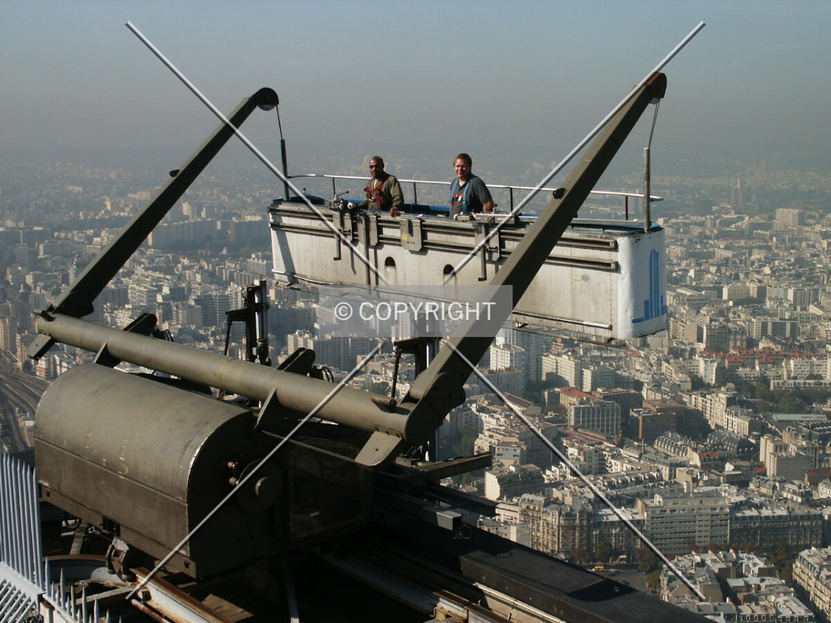 Window washers returning to the roof
