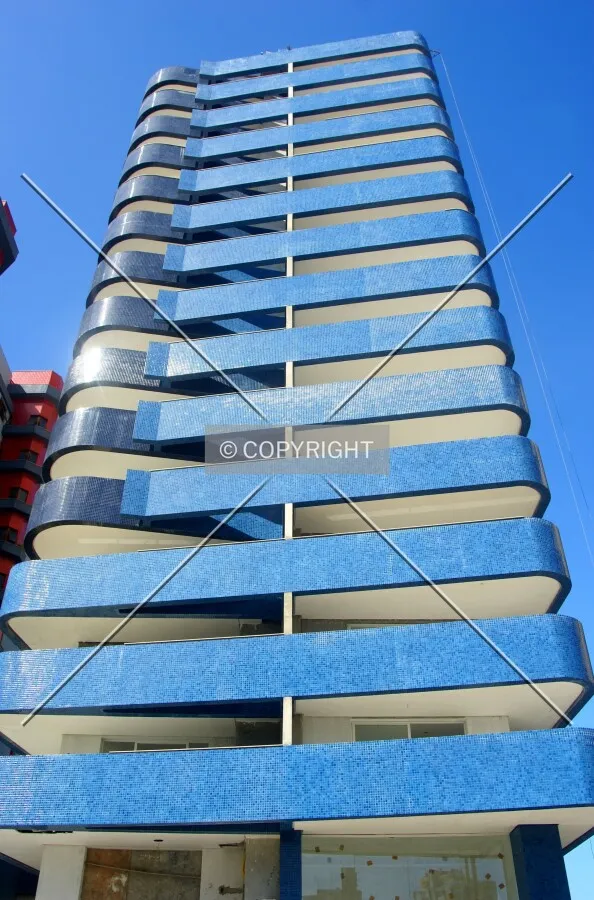 Looking up from across Osvaldo Aranha Street