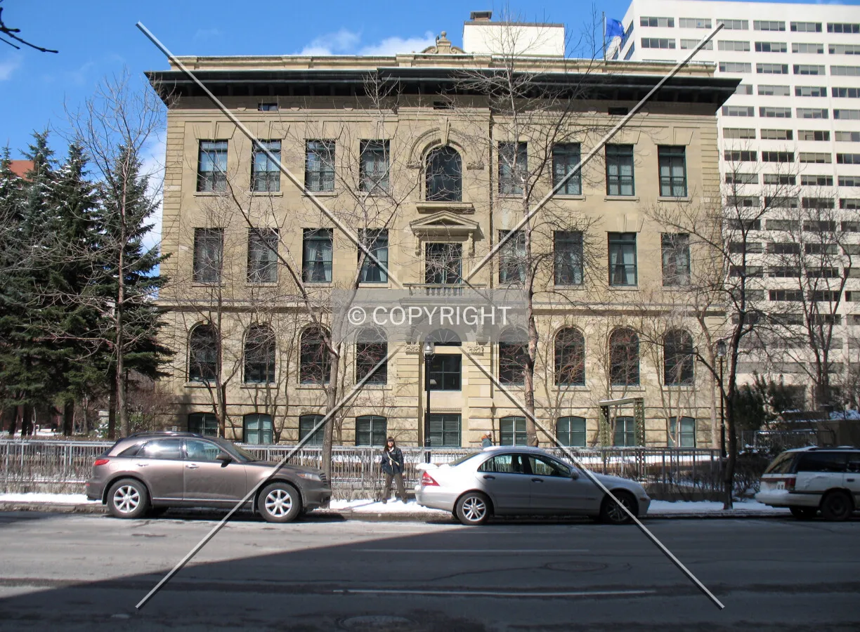 Seen from 5th Avenue, in front of Hewlet Packard Centre