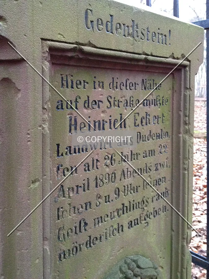 Hier in dieser Nähe auf der Straße mußte Heinrich Eckert Landwirt aus Dudenhofen alt 26 Jahr am 22. April 1890 Abends zwischen 8 und 9 Uhr seinen Geist meuchlings raubmörderisch aufgeben.