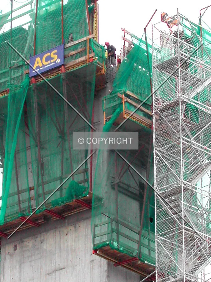 Close view of the formwork system, climbing the concrete core