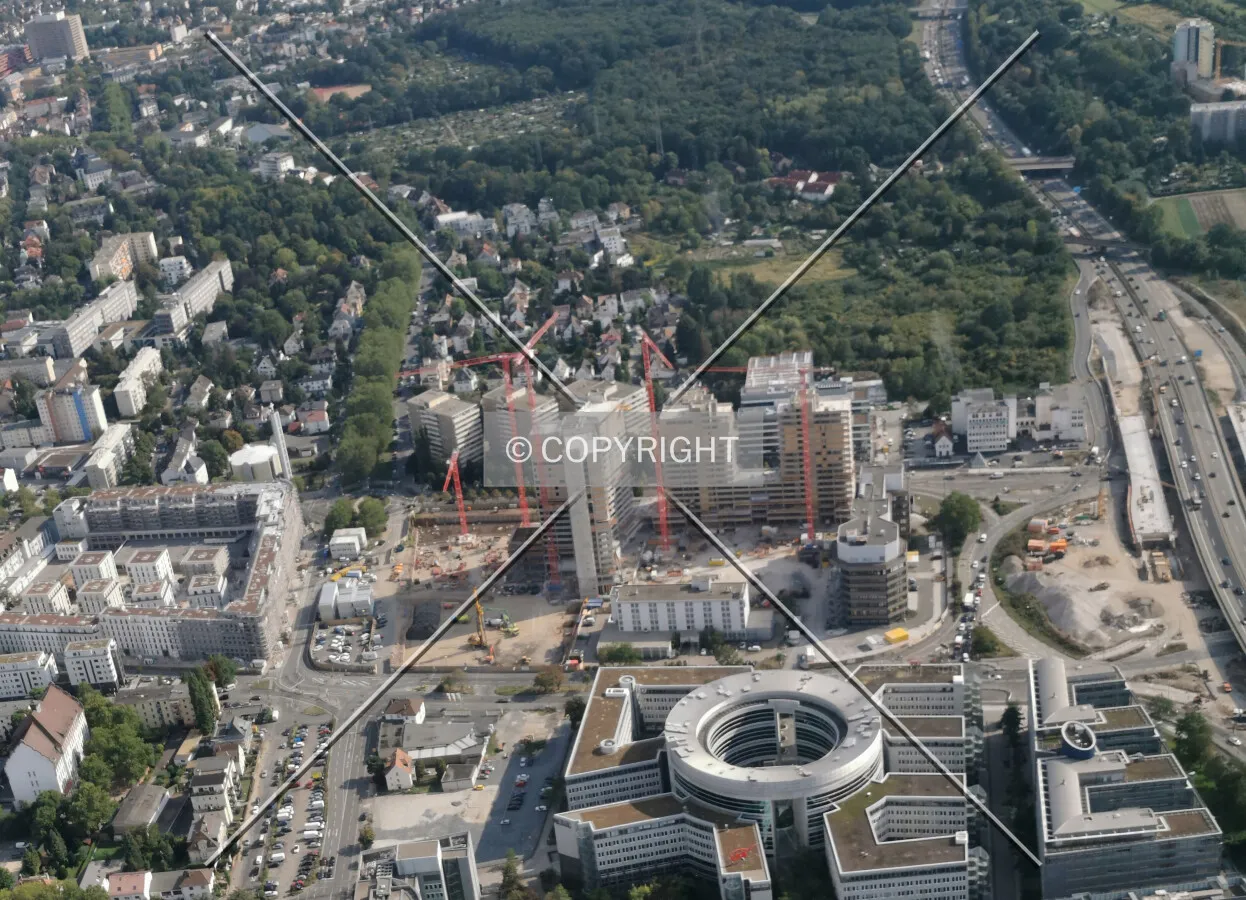 Flight with a helicopter from Egelsbach to Frankfurt - here: Panorama of Offenbach am Main