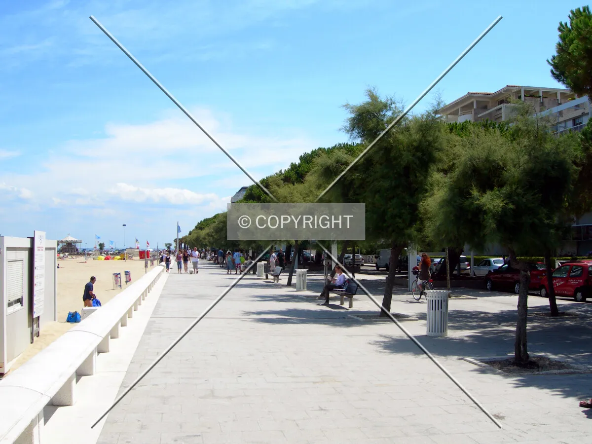 Promenade along the beaches