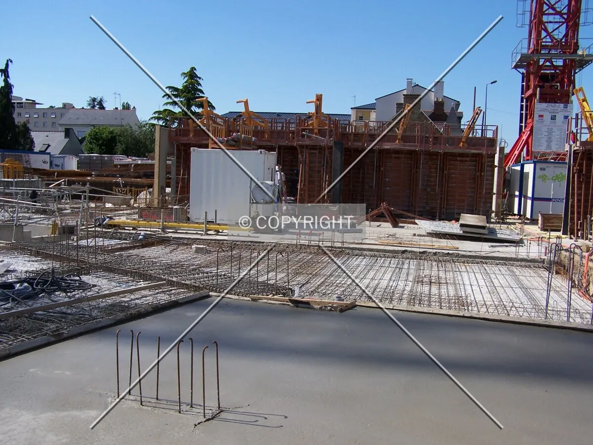Réalisation du rez de chaussée. Vu depuis l'angle du carrefour