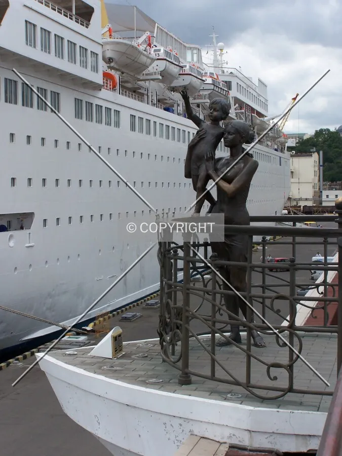A statue on the touristic port
