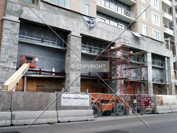Entrance and lower floors on Division Street; 28 December 2003