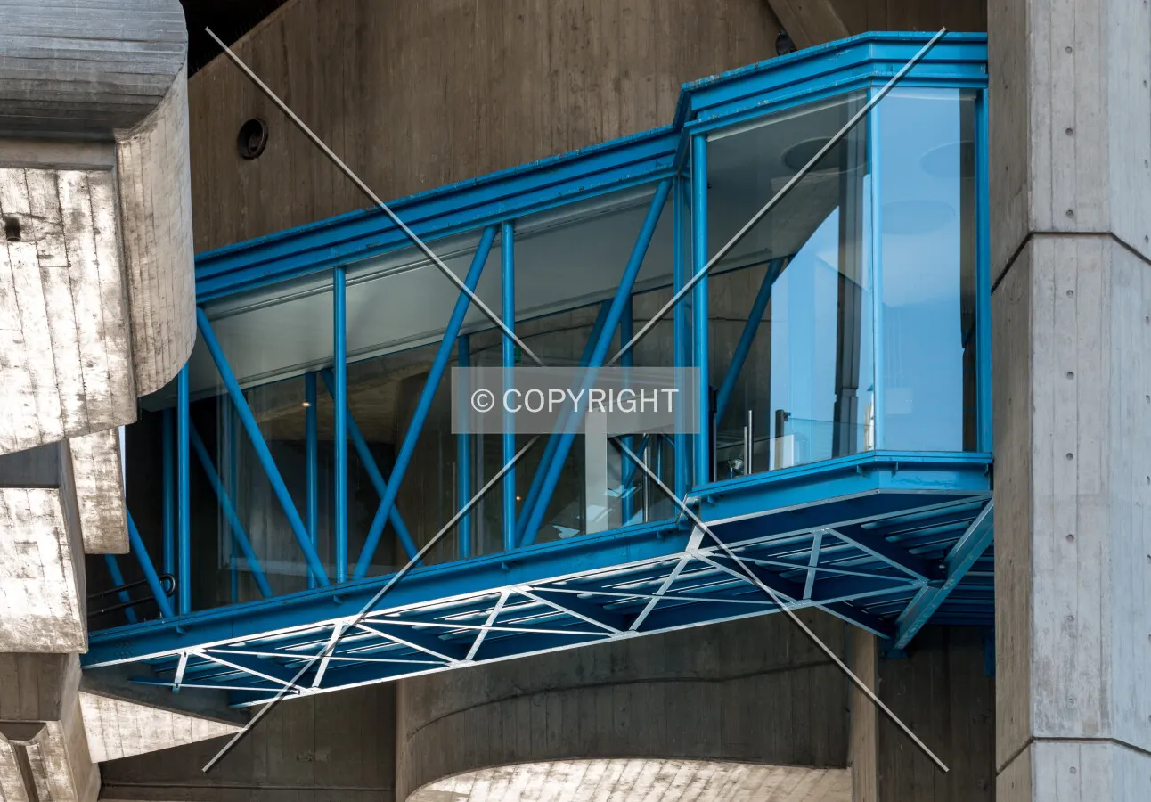 Bridge that connects the auditorium directly with the exterior.