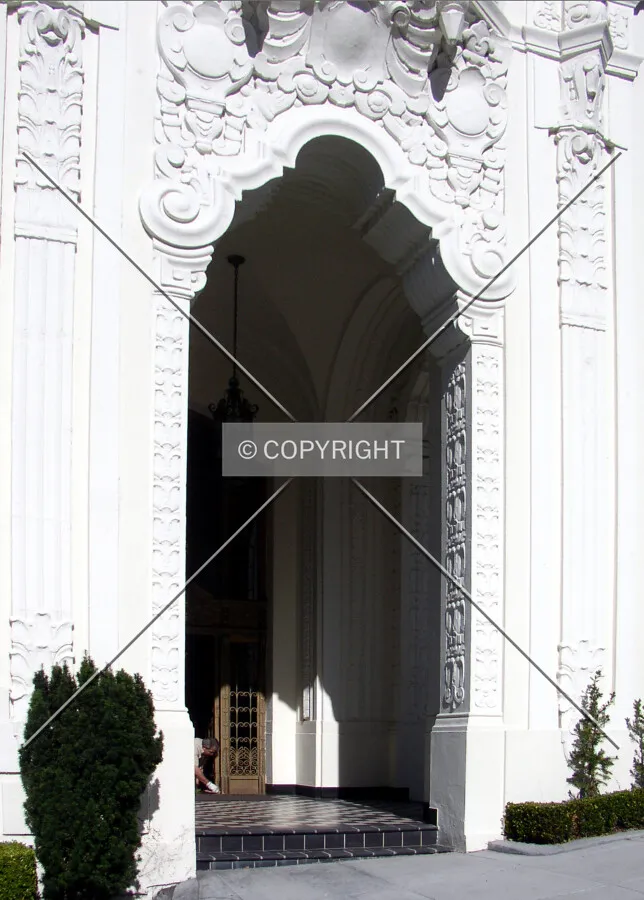 Entrance off Leavenworth Street