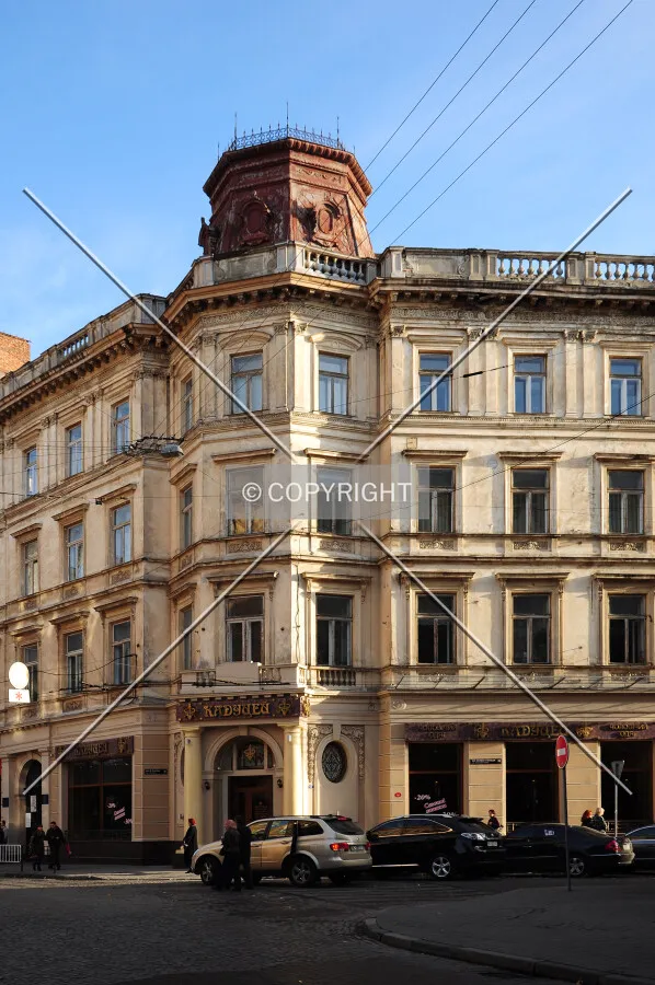 Corner building at Gnatyuka Street