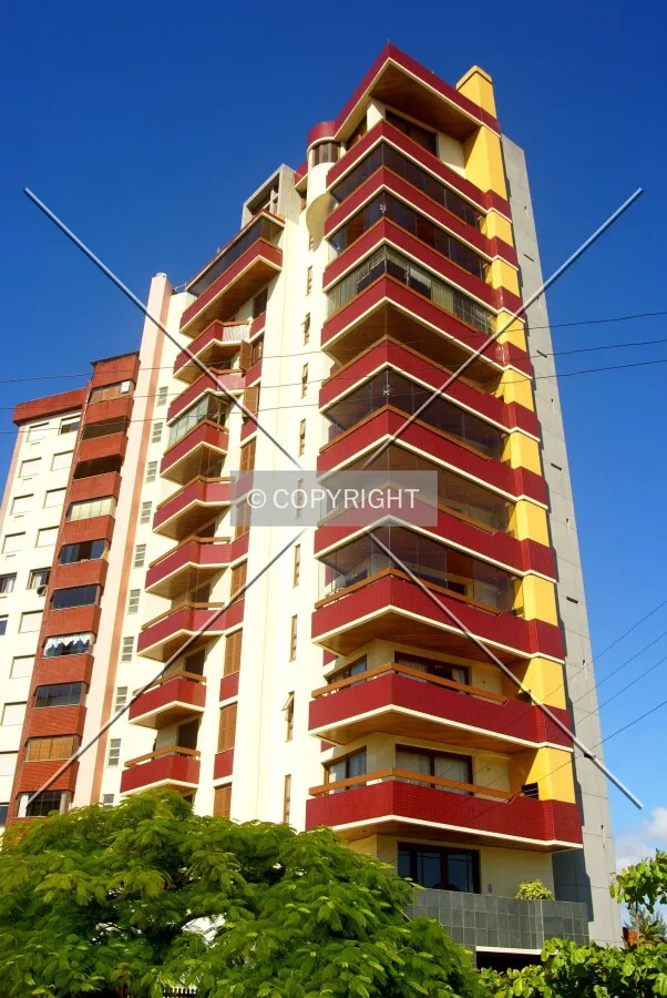 Looking up from across Aragão Bozano Street