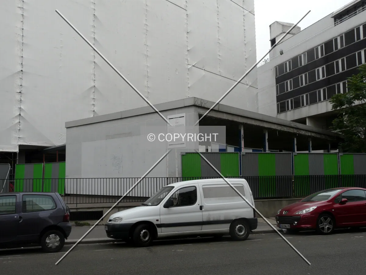 Small structure which will be demolished, located between Rue de Bercy and the building