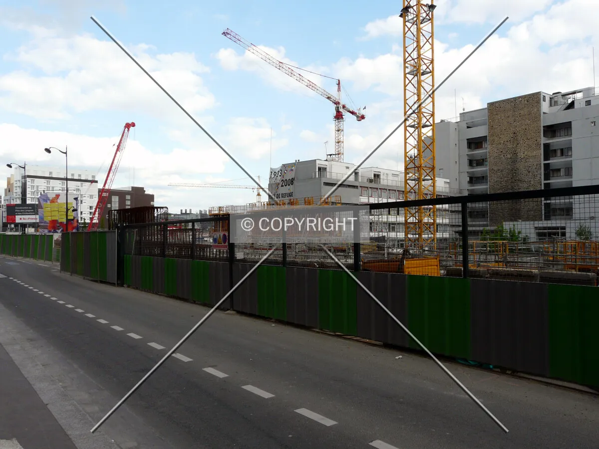 The structure begins to rise above Rue des Grands Moulins