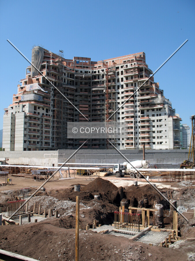 The foundation of Essence with Mandarim under construction in the background