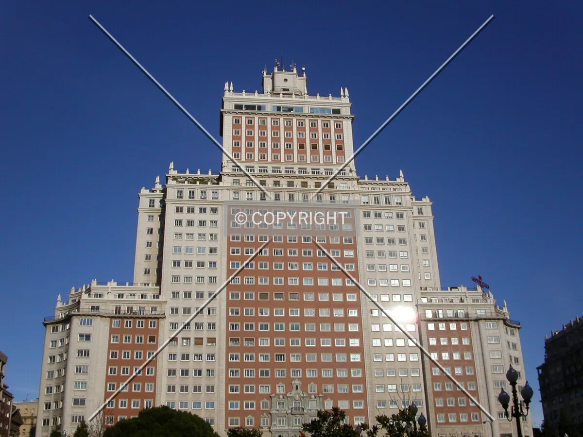 Looking up to the building from Plaza de España