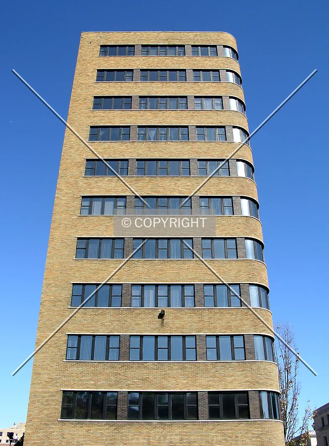 Looking up the Kanawha Boulevard facade