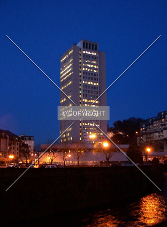 Vue nocturne depuis les quais de la Corrèze
