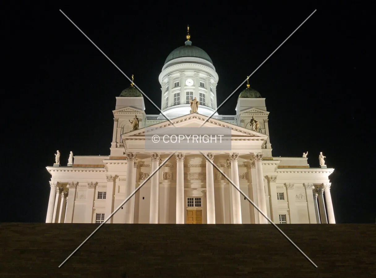 Helsingin tuomiokirkko at night