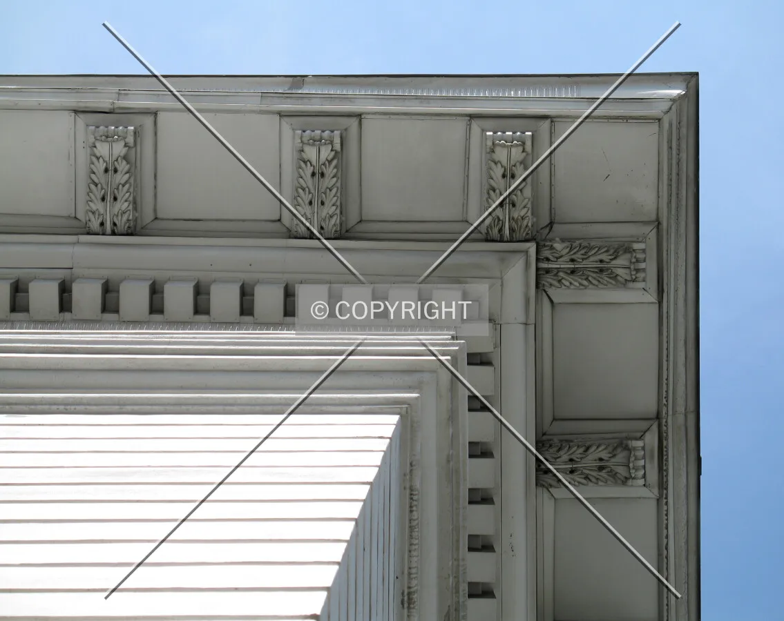 Simple cornicing with horizontal corinthian brackets