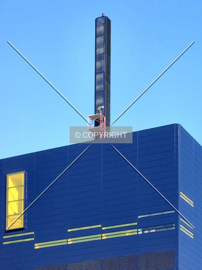 Taking down the scaffolding on the LED mast