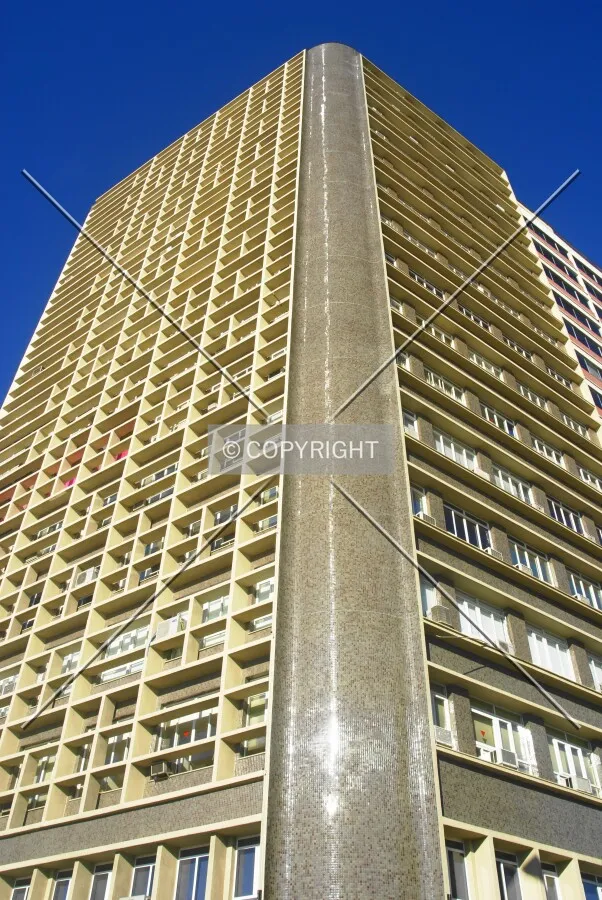Looking up from across Mauá Avenue