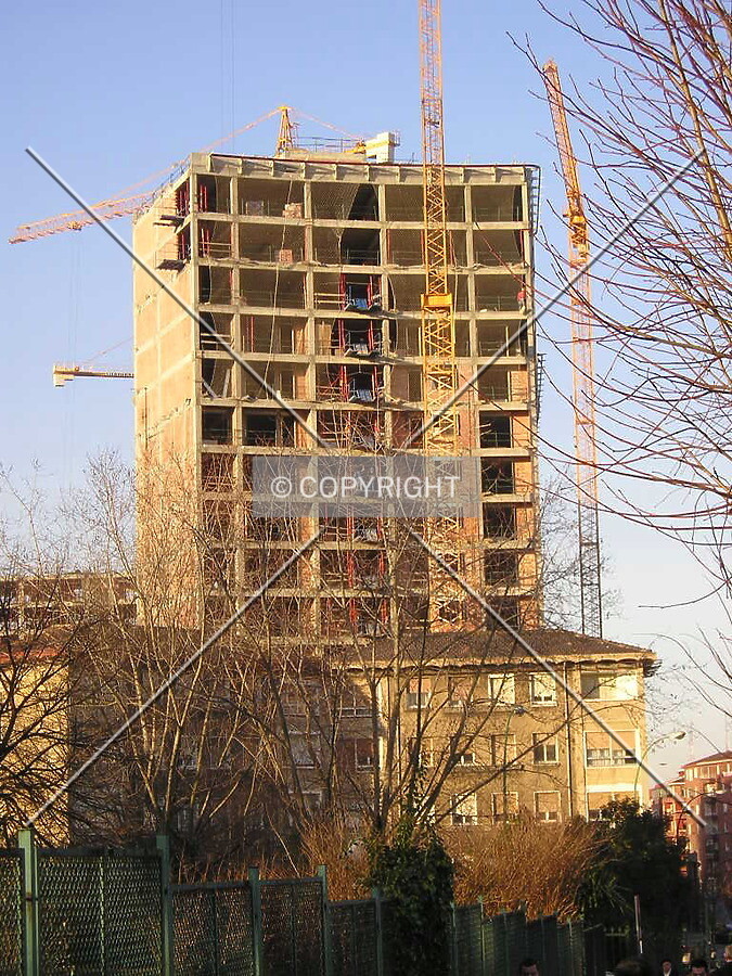 The building sourrounded by cranes
