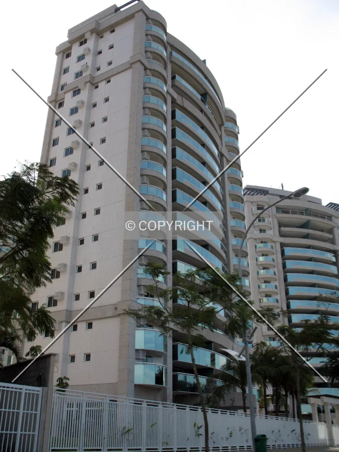 Looking up from Avenida Projetada C