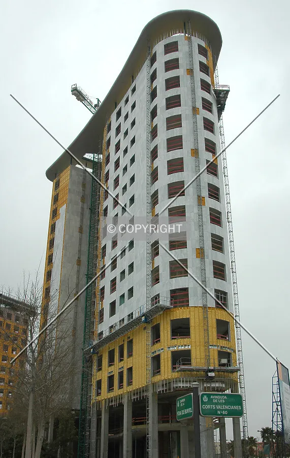 Building side to Avenida de las Cortes Valencianas