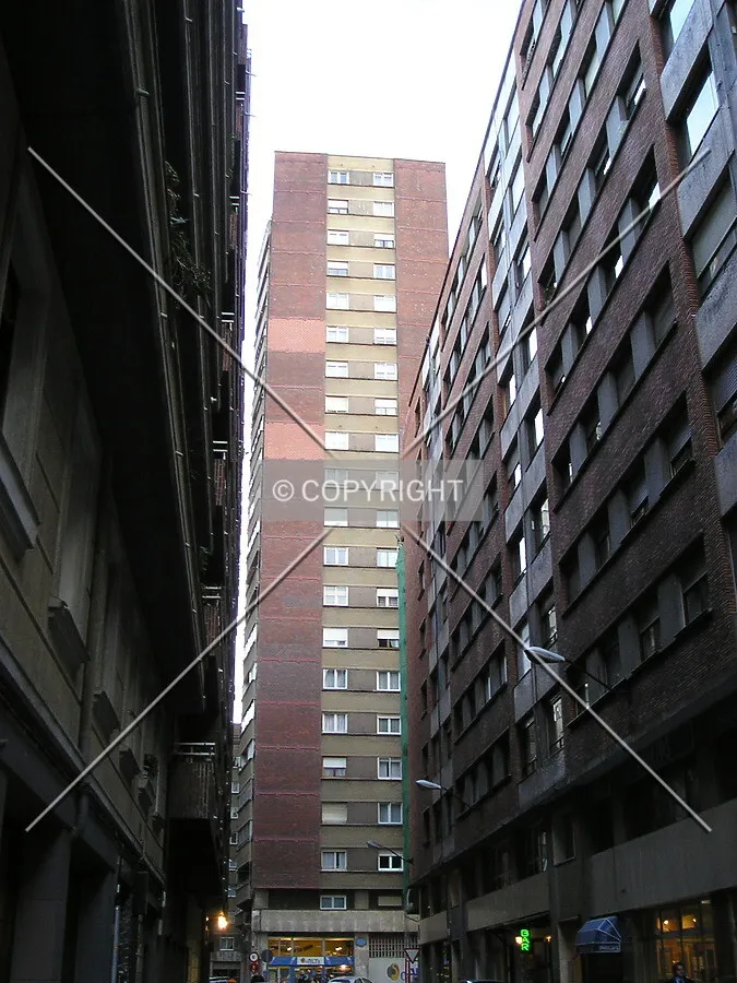 Side view from Autonomia Street
