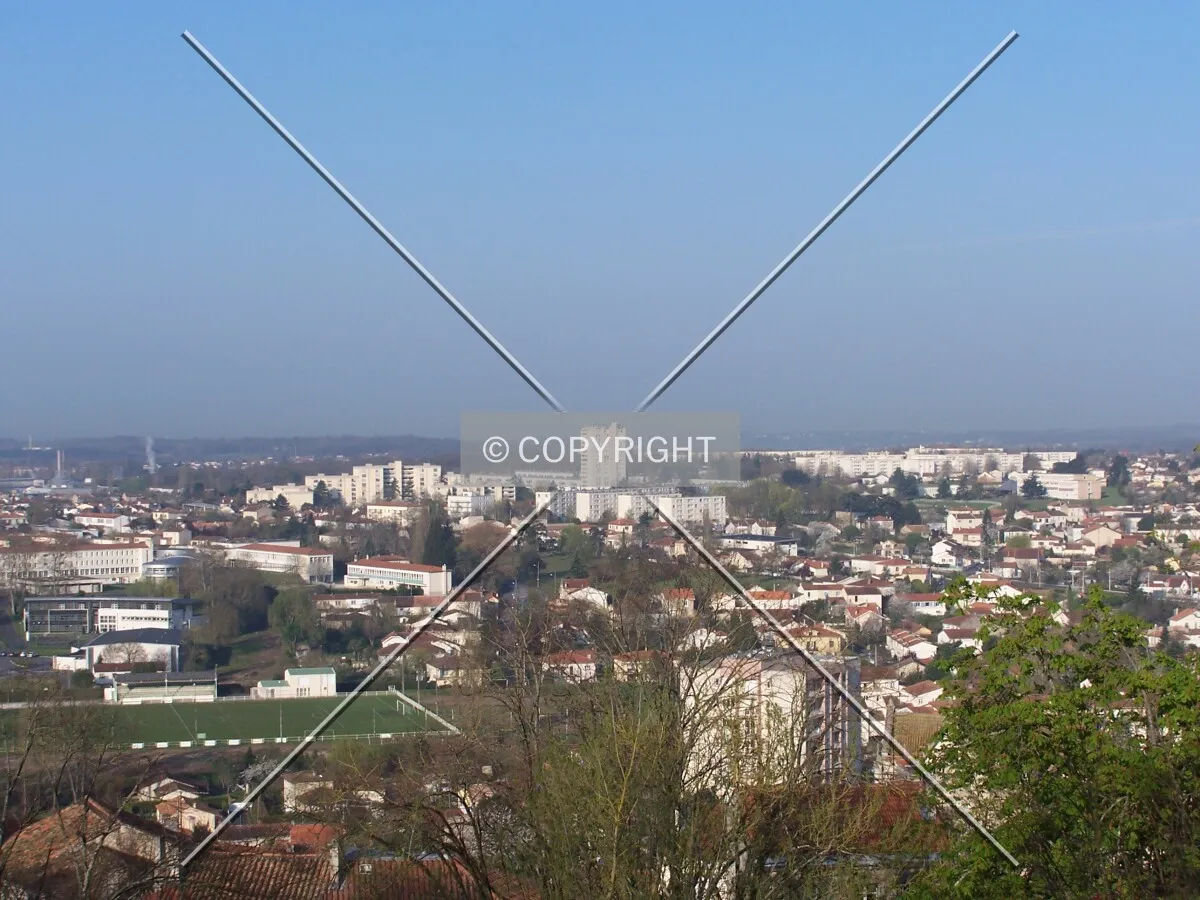 La tour surplombant tout le quartier