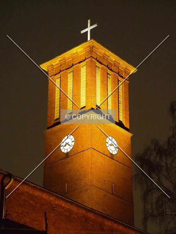 Paavalinkirkko at night