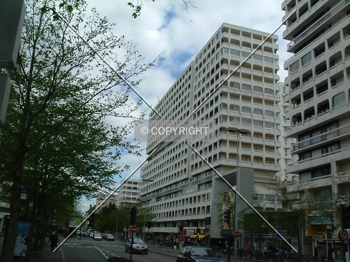 Vue de la façade sur la rue de Plélo, depuis la rue du Puits Mauger