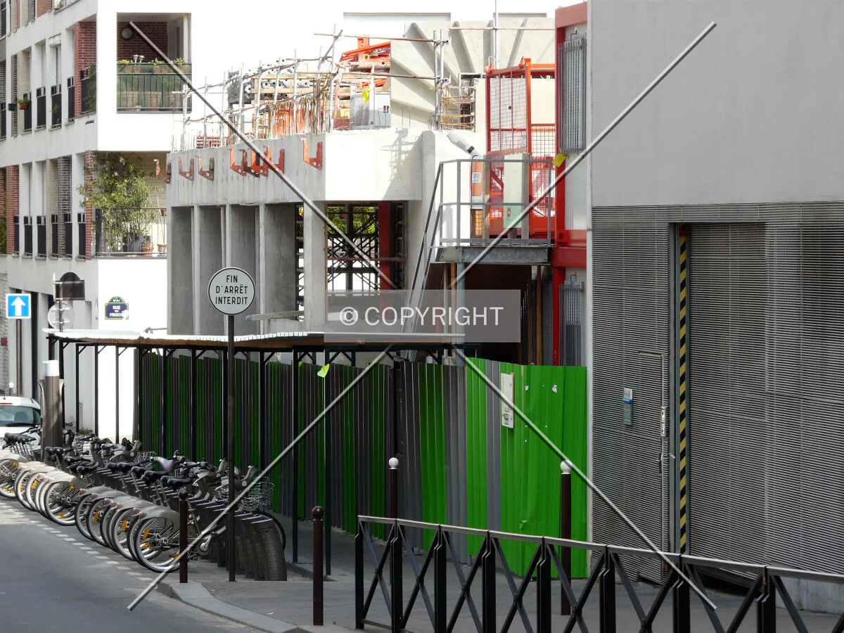 Ground floor rising above sidewalk on Rue Primo Levi