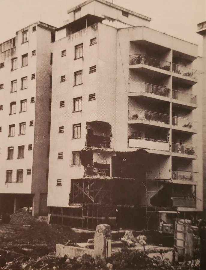 Damage from the collapse of the neighboring Edificio Mijagual after the 1967 earthquake