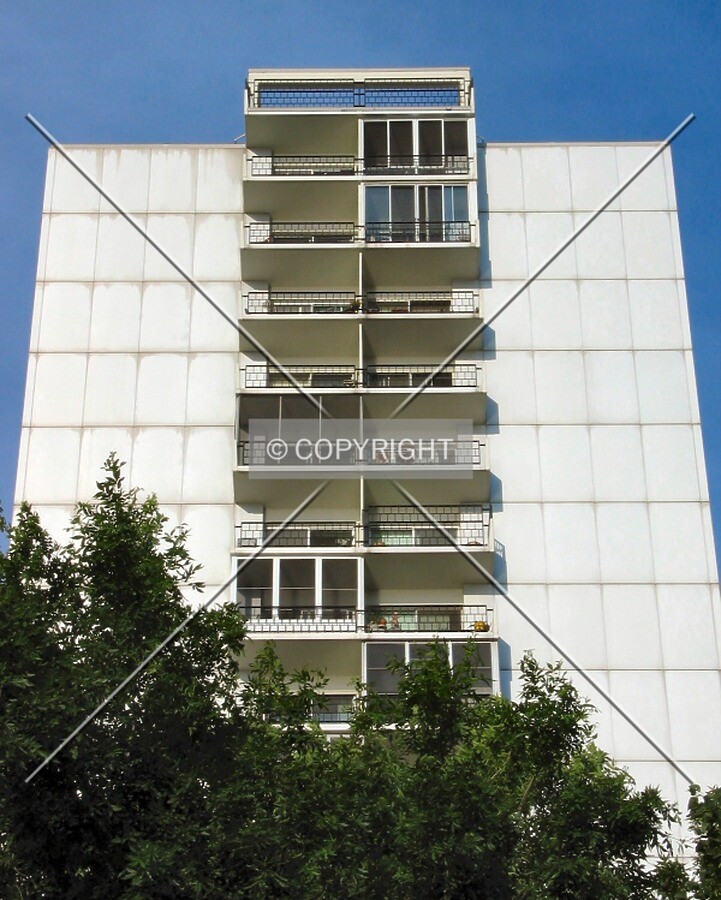 Top floors on the west facade, from Mississippi River Boulevard