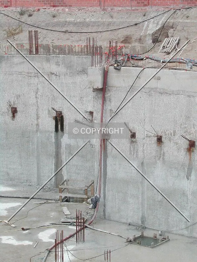 View of the retention wall, with some water infiltration