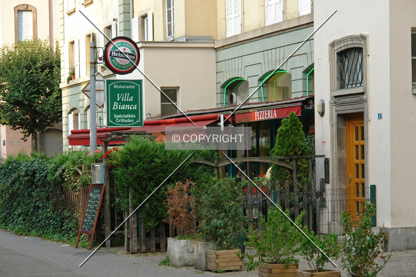 An old-fashioned pizzeria restaurant