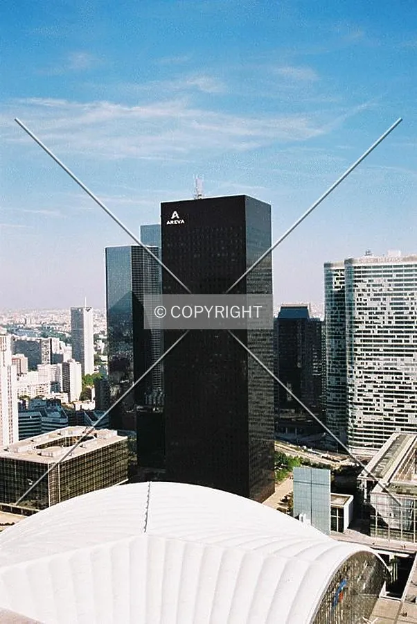 Side view of the tower; from La Grande Arche rooftop (CNIT congress hall in the foreground)