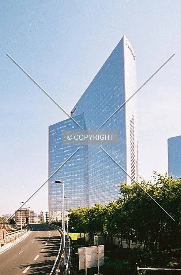 Backside of the building at Boulevard Circulaire (the ring road of La Défense)
