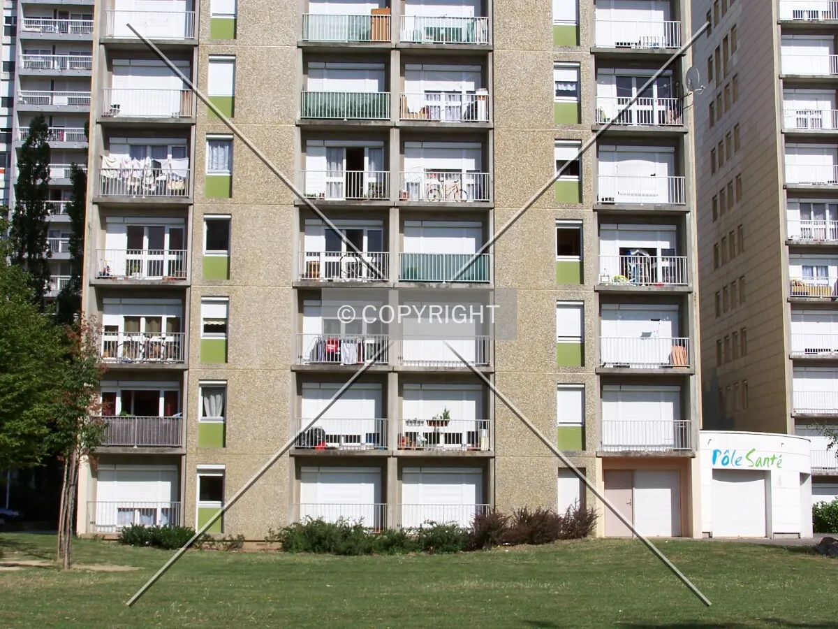Pied de l'immeuble dans les Jardins de Spolette