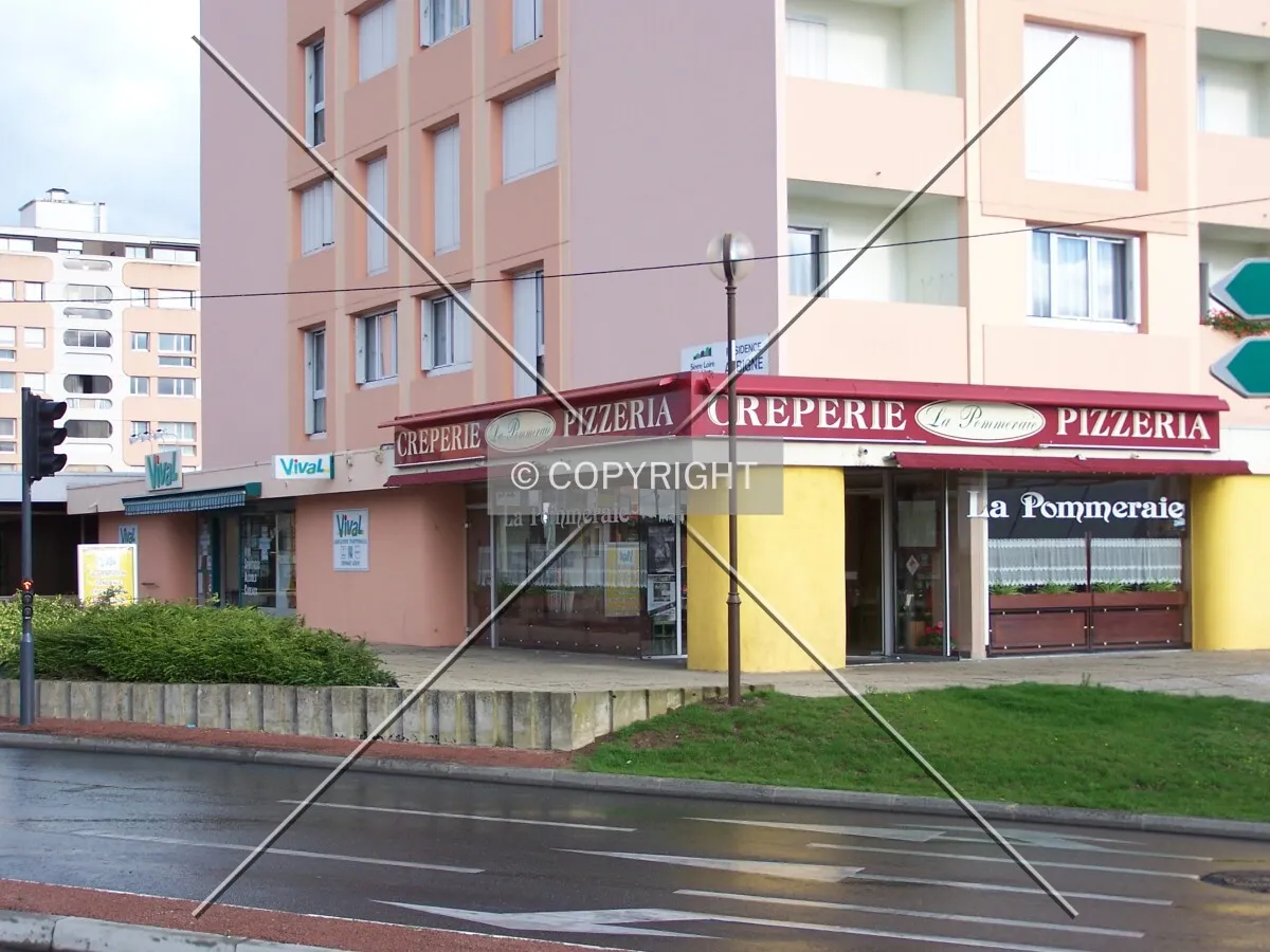 Crêperie 'La Pommeraie' at the base