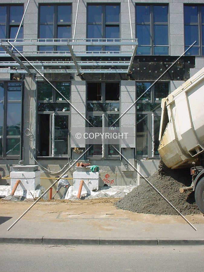 Construction work at future side entrance